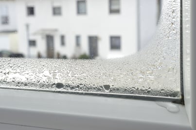 Condensation sur le verre de la fenêtre